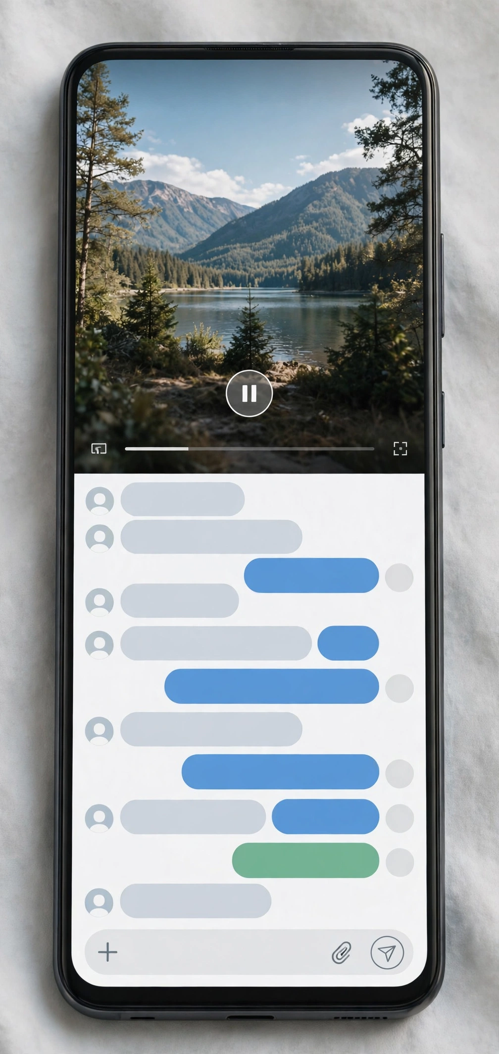 Celular Android em tela dividida com video em cima e mensagens embaixo