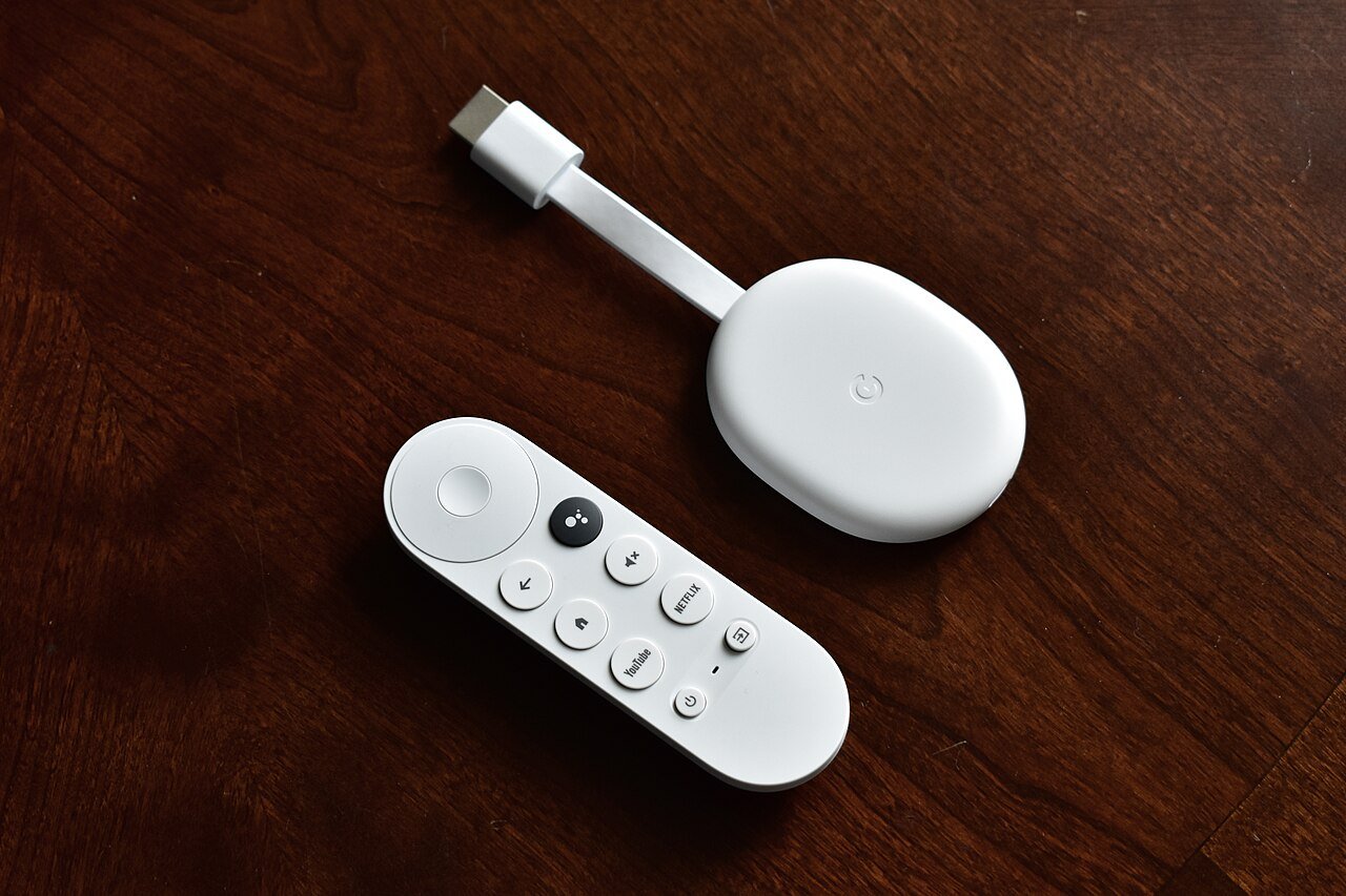 Chromecast com Google TV sobre mesa de madeira