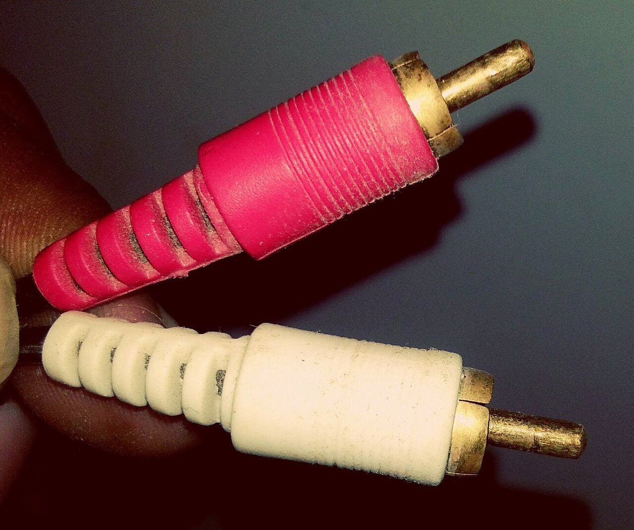 Cabos e conectores RCA vermelho branco e amarelo